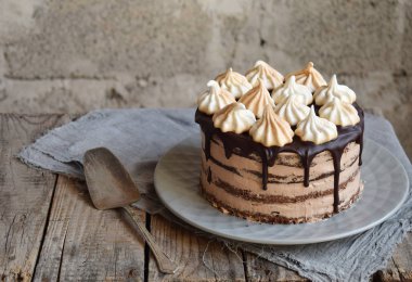 Çikolatalı kek dekore edilmiş beze krema rozet ile: çikolata-somun bisküvi, karamel krem. Homemade pişirme.