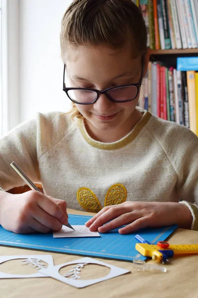 Dziewczyny co tunnelbook. 3D z życzeniami wiosna. Kompozycji urządzenia i narzędzia do cięcia papieru - nóż, nóż ostry box, niebieski płyta cięcia papieru. Nowoczesny 3d origami papieru sztuki stylu. DIY — Zdjęcie stockowe