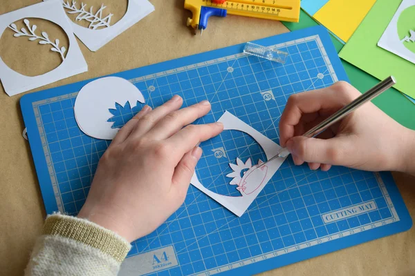 Haciendo un libro de túneles. Tarjeta de felicitación 3D Spring. Equipo de arte y herramientas para el corte de papel - cuchillo de corte, cortador de caja afilada, placa de corte azul, papel de origami. Estilo moderno del arte del papel del origami 3d . —  Fotos de Stock