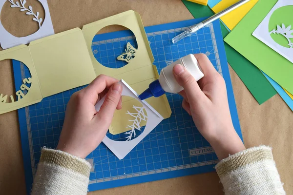 Dokonywanie tunnelbook. 3D z życzeniami wiosna. Kompozycji urządzenia i narzędzia do cięcia papieru - nożem, Ostre cięcia płytka do frezu, niebieski, papieru origami. Styl nowoczesny 3d origami papieru sztuki. — Zdjęcie stockowe