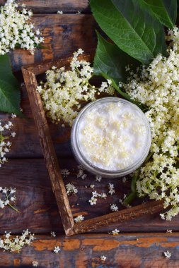 Ahşap arka plan elderflower şeker ve çiçeği çiçek. Yenilebilir mürver çiçekleri içki ve tatlı lezzet ve aroma ekleyin. Kopya alanı
