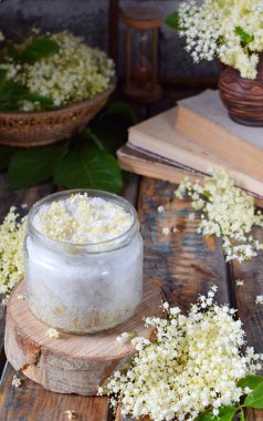 Ahşap arka plan elderflower şeker ve çiçeği çiçek. Yenilebilir mürver çiçekleri içki ve tatlı lezzet ve aroma ekleyin. Kopya alanı