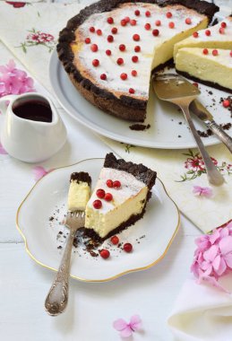 Vanilyalı cheesecake çikolatalı kurabiye hamur üzerinde. Peynirli pasta. Homemade pişirme