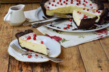 Vanilyalı cheesecake çikolatalı kurabiye hamur üzerinde. Peynirli pasta. Homemade pişirme