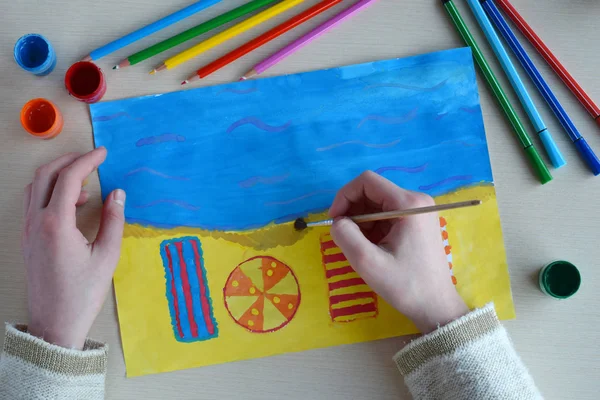 Dibujo infantil: descanse en primera línea de mar. La chica en la cama de playa y sombrilla. Playa de arena, idea de viaje vocación lugar de relax —  Fotos de Stock