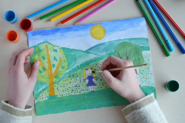 Dětská kresba: Jarní krajina. Holčička s kytici sbírá květiny na rozkvetlou trávníku. — Stock fotografie