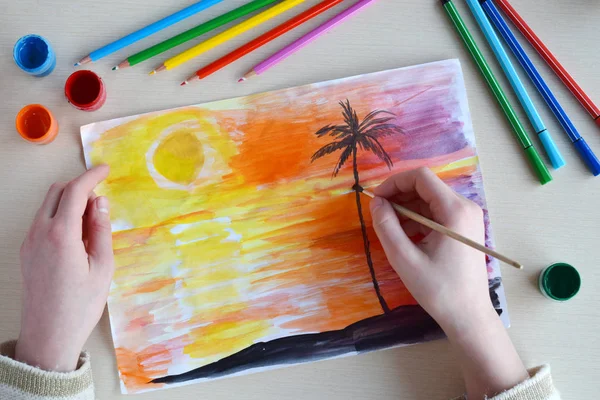 Rysunek dla dzieci: zachód słońca na wyspie morza lub oceanu i palm tree — Zdjęcie stockowe