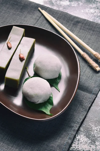 Mischung traditioneller japanischer Süßigkeiten - daifuku mochi süße Paste anko umwickelt mit weicher Reismochi-Schale und Gelee-Dessert-Yokan aus Bohnen, Agar, Zucker und grünem Tee Matcha . — Stockfoto