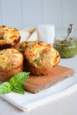 Taze pişmiş kek ıspanak, tatlı patates ve beyaz arka plan üzerinde beyaz peynir ile. Sağlıklı gıda kavramı. Lezzetli pasta.