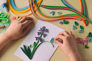 Quilling tekniği. Dekorasyon veya tebrik kartı yapmak. Kağıt şeritler, çiçek, makas. Tatil el yapımı el sanatları: doğum günü, anne veya Babalar günü, Mart 8, düğün. Çocuk DIY kavramı.