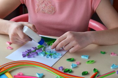 Quilling tekniği. Kağıt şeritler, çiçek, makas. Tatil el yapımı el sanatları: doğum günü, anne veya Babalar günü, Mart 8, düğün. Çocuk DIY kavramı. Tebrik kartı yapmak. Adım 3.