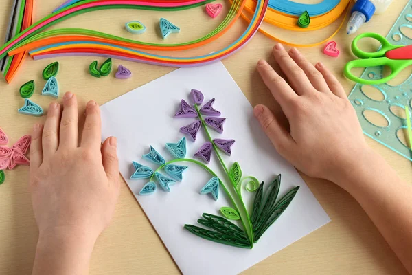 Tecnica di quilling. Fare decorazioni o biglietto di auguri. Strisce di carta, fiore, forbici. Artigianato artigianale in vacanza: Compleanno, Festa della mamma o del papà, 8 marzo, Matrimonio. Concetto fai da te per bambini . — Foto Stock