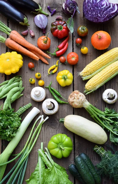Putih, kuning, hijau, jingga, merah, ungu buah-buahan dan sayuran di latar belakang kayu. Makanan sehat. Makanan mentah berwarna-warni . — Stok Foto