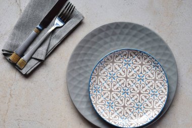 Çok renkli boş seramik Kaplamalar ve mermer bir zemin üzerine kase. Tablo ayarı. Eski püskü şık ve retro tarzı. Uzay kopyalayın. Alay etmek yukarıya, konsept Restoran için menü