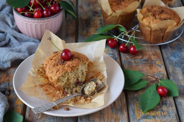 Kek kiraz ile keten tohumu, darı ve pirinç unu üzerinden. Homemade Pişirme. Organik sağlıklı vejetaryen yemek. Ücretsiz Gluten. Süt ücretsiz. Tahıl ücretsiz hamur işleri. Rustik fotoğraf. Kopya alanı.