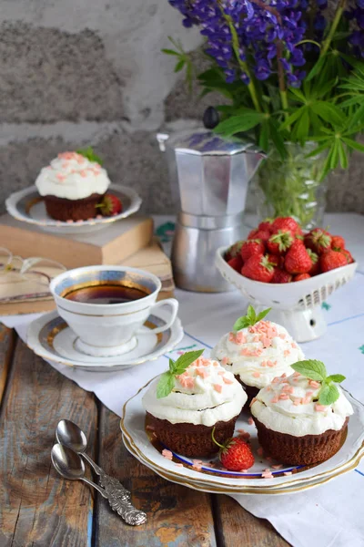 Chocolate cupcake with vanilla cream and strawberries. Vintage style — Stock Photo, Image
