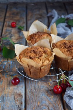 Kek kiraz ile keten tohumu, darı ve pirinç unu üzerinden. Homemade Pişirme. Organik sağlıklı vejetaryen yemek. Ücretsiz Gluten. Süt ücretsiz. Tahıl ücretsiz hamur işleri. Rustik fotoğraf. Kopya alanı.