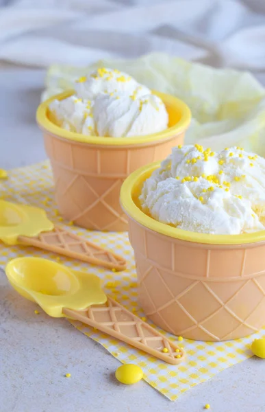 Домашнее ванильное мороженое на мраморном фоне. Белый замороженный десерт в индивидуальном стакане — стоковое фото