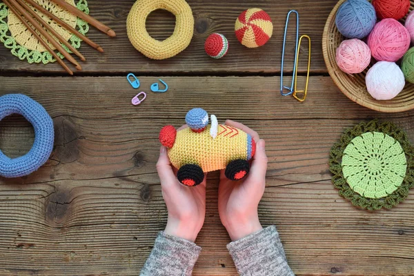 Göra färgade virka racerbil. Leksak för spädbarn och småbarn att lära sig mekaniska färdigheter och färger. På bordet trådar, nålar, krok, bomullsgarn. Handgjorda hantverk. DIY-begrepp. — Stockfoto