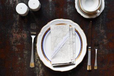 Boş seramik tabaklar ve çatal bıçak takımı. Koyu arka planda sofra takımı. Masa ayarı. Kopya alanı. Mock up, restoran için konsept, menü