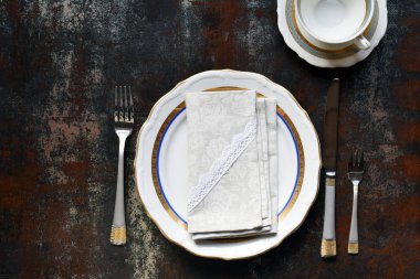 Boş seramik tabaklar ve çatal bıçak takımı. Koyu arka planda sofra takımı. Masa ayarı. Kopya alanı. Mock up, restoran için konsept, menü