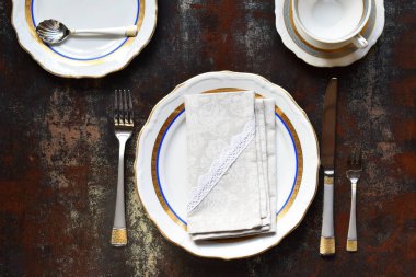 Boş seramik tabaklar ve çatal bıçak takımı. Koyu arka planda sofra takımı. Masa ayarı. Kopya alanı. Mock up, restoran için konsept, menü