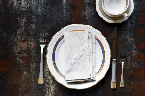 Boş seramik tabaklar ve çatal bıçak takımı. Koyu arka planda sofra takımı. Masa ayarı. Kopya alanı. Mock up, restoran için konsept, menü