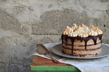 Çikolatalı kek dekore edilmiş beze krema rozet ile: çikolata-somun bisküvi, karamel krem. Homemade pişirme.