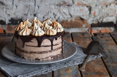 Çikolatalı kek dekore edilmiş beze krema rozet ile: çikolata-somun bisküvi, karamel krem. Homemade pişirme.