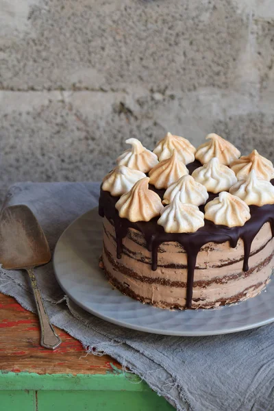 Torta al cioccolato decorata con rosette di crema di meringa: biscotti al cioccolato e noci, crema al caramello. Cottura fatta in casa . — Foto Stock