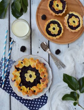 Ev yapımı organik berry pasta hamur mayaları ve böğürtlen hafif ahşap zemin üzerine