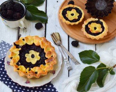 Ev yapımı organik berry pasta hamur mayaları ve böğürtlen hafif ahşap zemin üzerine