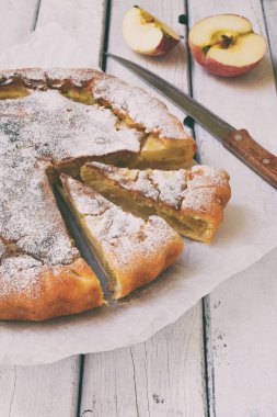 Lezzetli klasik Amerikan elmalı turta. Taze pişmiş pasta meyve ile. Sağlıklı gıda kavramı. Rustik tarzı. Kopya alanı