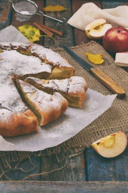 Lezzetli klasik Amerikan elmalı turta. Taze pişmiş pasta meyve ile. Sağlıklı gıda kavramı. Rustik tarzı. Kopya alanı