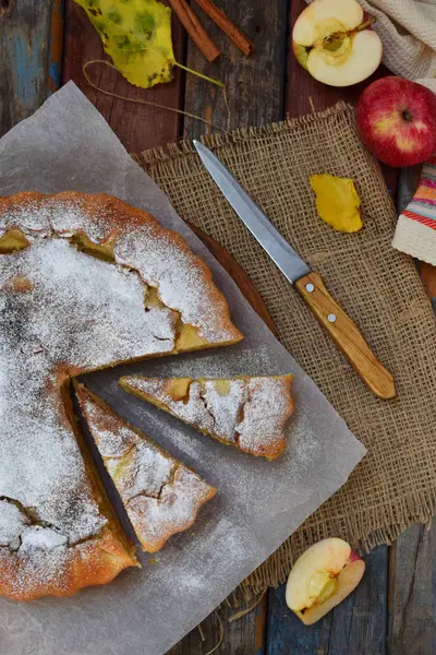 Lezzetli klasik Amerikan elmalı turta. Taze pişmiş pasta meyve ile. Sağlıklı gıda kavramı. Rustik tarzı. Kopya alanı