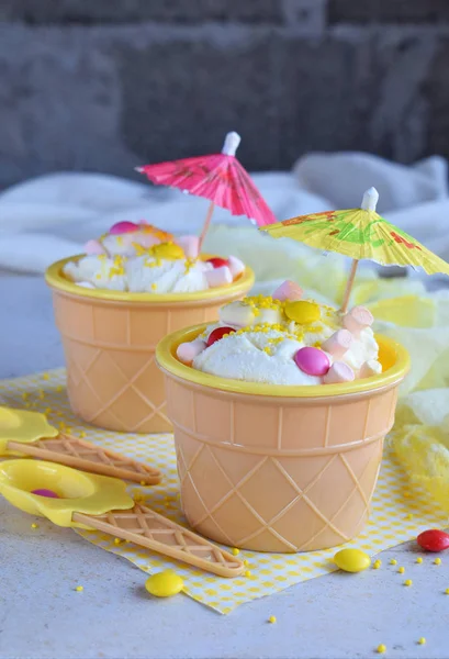 Домашнее ванильное мороженое на мраморном фоне. Белый замороженный вкусный десерт в отдельной вазе желе . — стоковое фото