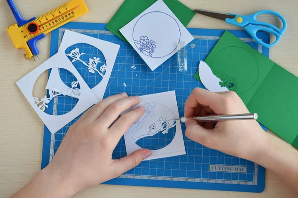 Dokonywanie tunnelbook. Karta z pozdrowieniami 3D wiosna. Sprzęt i narzędzia graficzne do cięcia papieru nóż, Ostre pole Cutter, niebieska Płytka tnąca, papier origami. Nowoczesny 3D Origami papieru styl art. — Zdjęcie stockowe