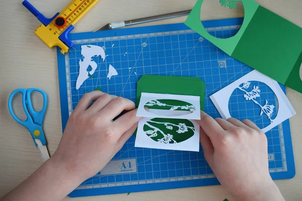 Dokonywanie tunnelbook. Karta z pozdrowieniami 3D wiosna. Sprzęt i narzędzia graficzne do cięcia papieru nóż, Ostre pole Cutter, niebieska Płytka tnąca, papier origami. Nowoczesny 3D Origami papieru styl art. — Zdjęcie stockowe