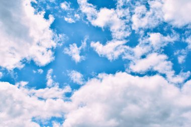 Küçük bulutlu güzel mavi gökyüzü arkaplanı.