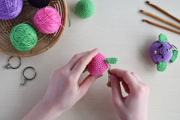 Maken van gekleurde haak vogel. Speelgoed voor baby's of Trinket. Op de tabel draden, naalden, haak, garens van katoen. Handgemaakte cadeau. DIY ambachten concept. — Stockfoto