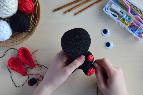 Tığ işi voodoo tavşan yapmak. Cadılar Bayramı için oyuncak. Masa iplikleri, kanca, pamuk iplik. El yapımı bir hediye. Mistik, gizli, korku Diy el sanatları kavramı. Adım 2 - oyuncak tüm detayları dikmek için. — Stok fotoğraf