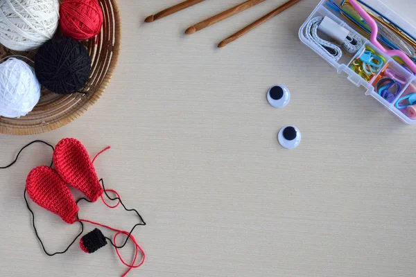 Utrustningen för stickning och virknål, färgglada regnbåge bomullsgarn, boll av trådar, ull. Handgjorda virkning hantverk. DIY-begrepp. Kopiera utrymme — Stockfoto