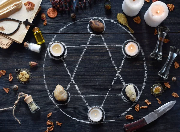 Círculo de Pentagrama con velas, piedras, poción de amor y libros antiguos sobre mesa de brujas. Concepto oculto, esotérico o adivinación. Mística, Halloween y fondo vintage —  Fotos de Stock