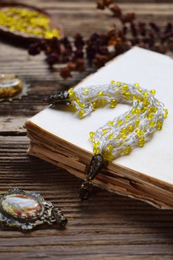 Boncuklu tığ işi bilezik yapımı. Tığ işi takı oluşturmak için Needlework aksesuarları. Adım 3 - bitmiş bilezik veya zincir. Diy projesi. Küçük işletmeler. Hobi geliri.