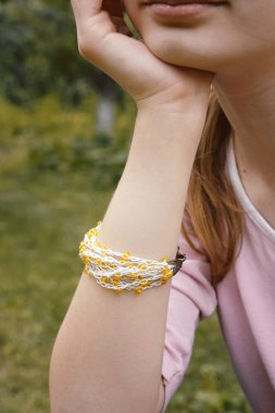Boncuklu tığ işi bilezik yapımı. Tığ işi takı oluşturmak için Needlework aksesuarları. Adım 3 - bitmiş bilezik veya zincir kol genç kız. Diy projesi. Küçük işletmeler. Hobi geliri.