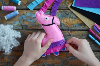 Pembe lama yapıyorum. Kendi ellerinizle keçe den dikiş oyuncaklar. Çocuklar için Diy kavramı. El yapımı el sanatları. Adım 3. Oyuncak tüm detayları dikmek.