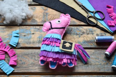 Pembe lama yapıyorum. Kendi ellerinizle keçe den dikiş oyuncaklar. Çocuklar için Diy kavramı. El yapımı el sanatları. Adım 6. Bitmiş oyuncak.