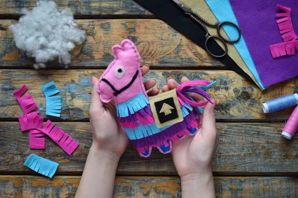 Делаю розового ламу. Швейные игрушки из войлока собственными руками. Концепция DIY для детей. Ручные работы. Шаг 6. Готовая игрушка . — стоковое фото