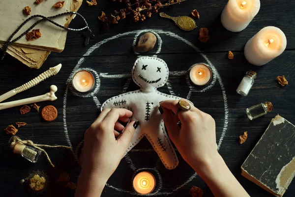 I Voodoo docka är nålar prickade. Ljus, Pentagram, stenar, kärlek Potion och gamla böcker på Witch Table. Ockult, esoteriska eller spådom Concept. Mystic, Halloween och Vintage bakgrund — Stockfoto