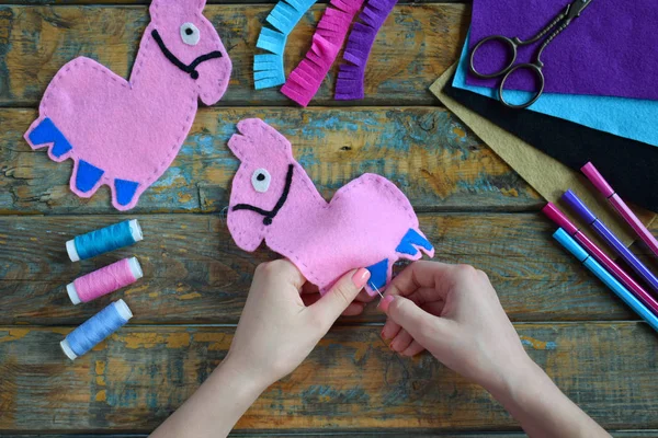 Pembe lama yapıyorum. Kendi ellerinizle keçe den dikiş oyuncaklar. Çocuklar için Diy kavramı. El yapımı el sanatları. Adım 3. Oyuncak tüm detayları dikmek.